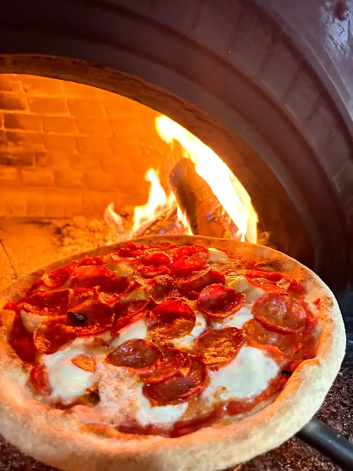 Pizza pepperoni wyjmowana z pieca