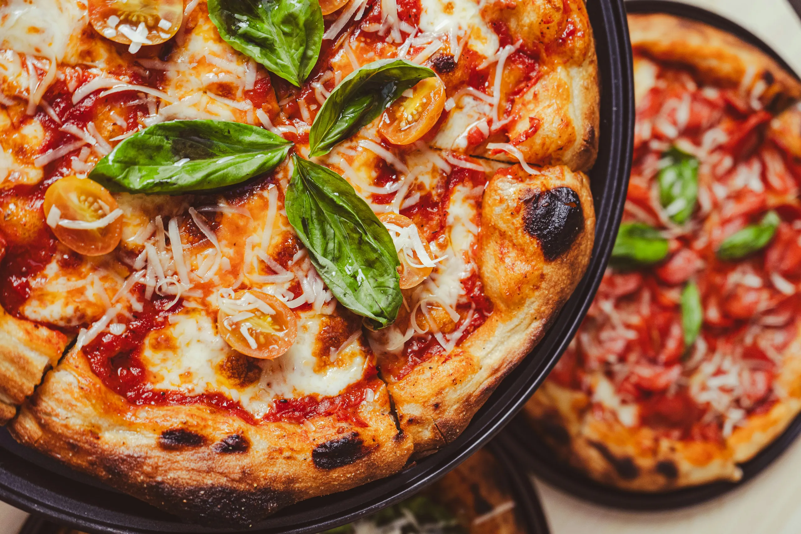 Pizza margherita z bazylią z bliska