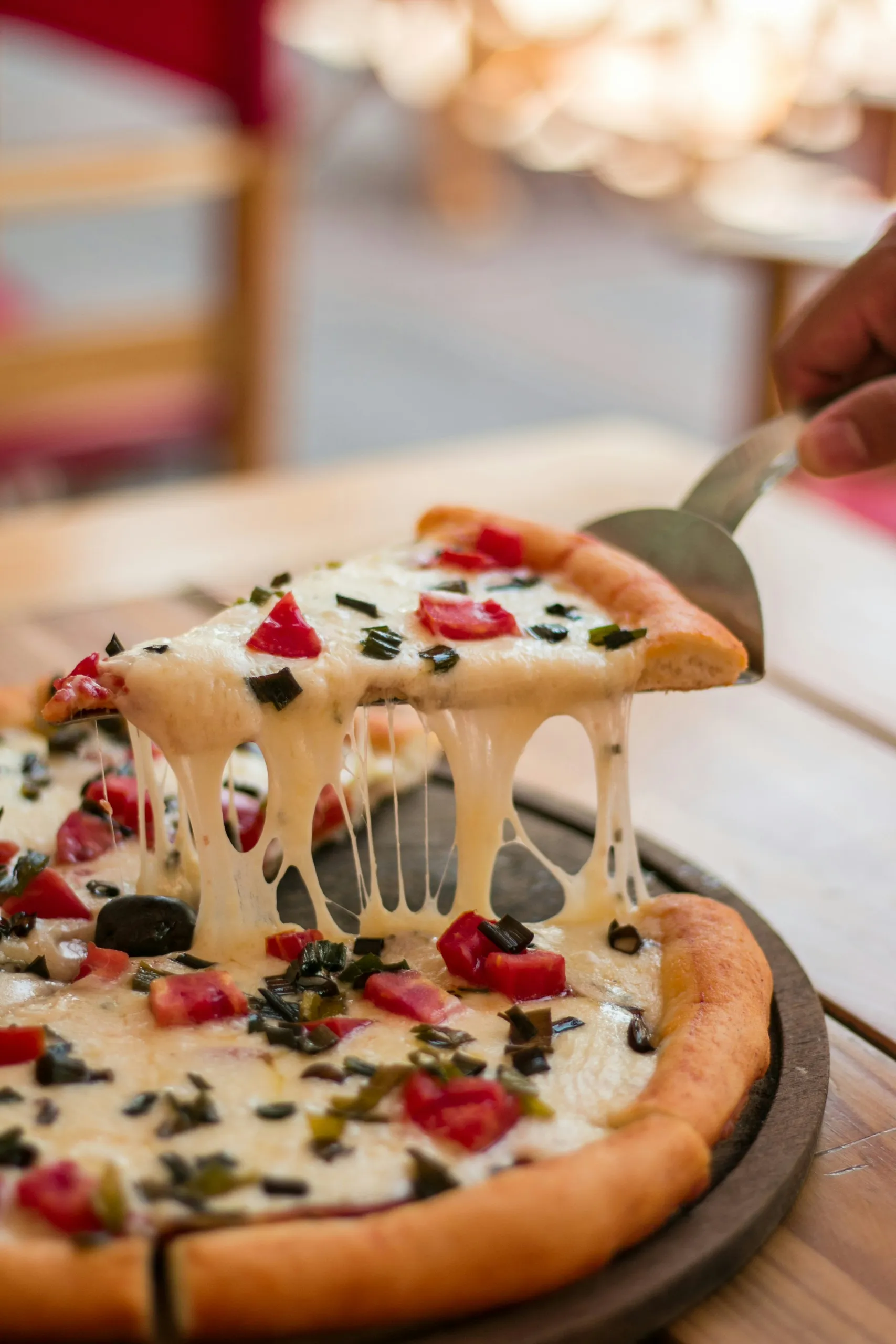 Gorąca pizza z ciągnącym się serem