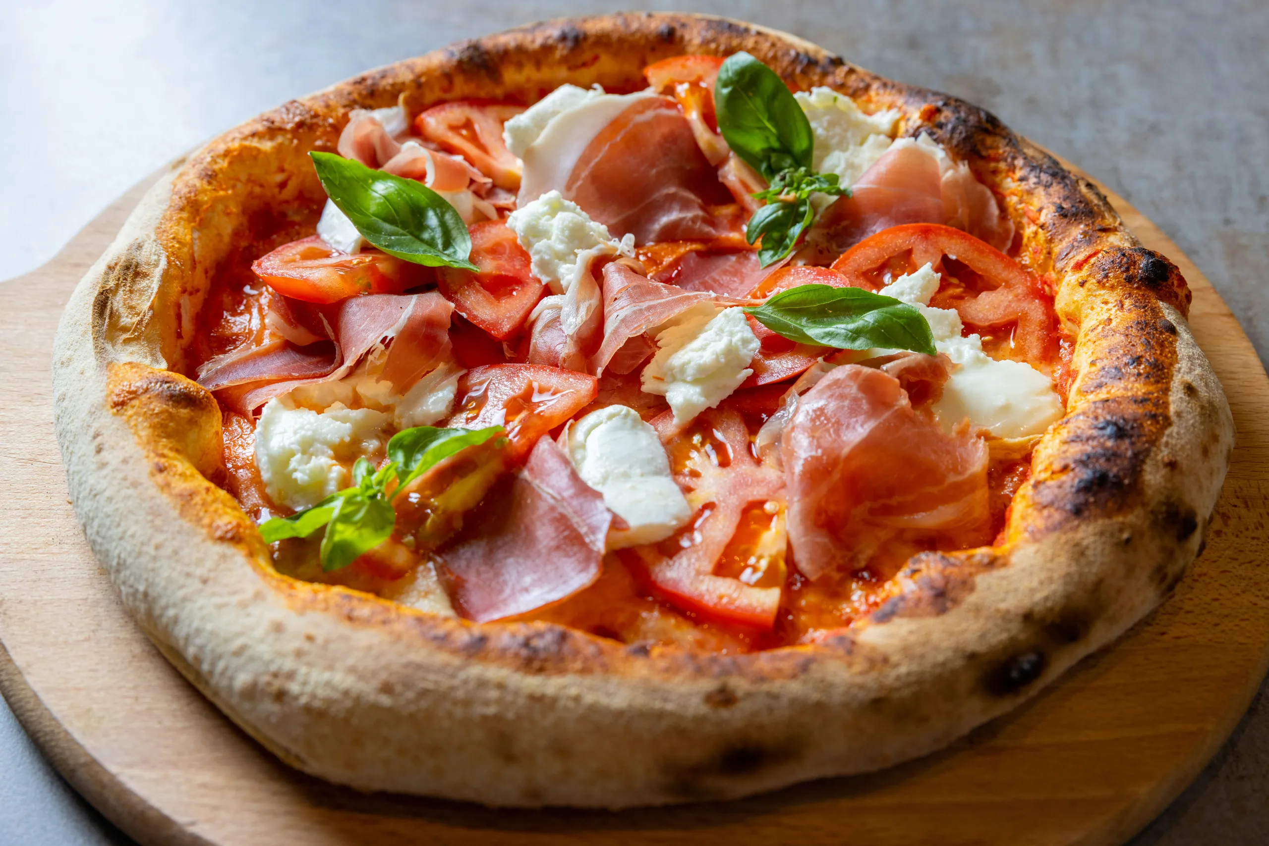 Pizza z prosciutto, pomidorami i mozzarellą