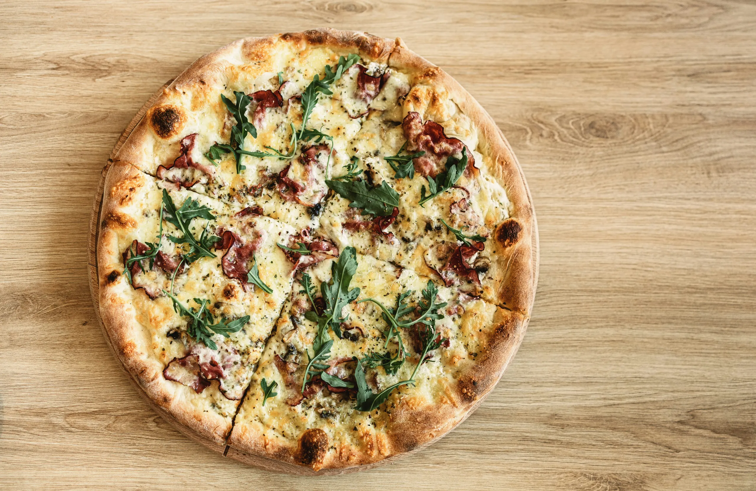 Pizza bianca z rukolą i boczkiem